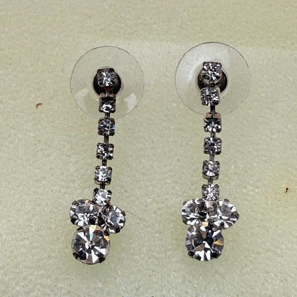 None Jewelry - Elegant Silver Drop Earrings